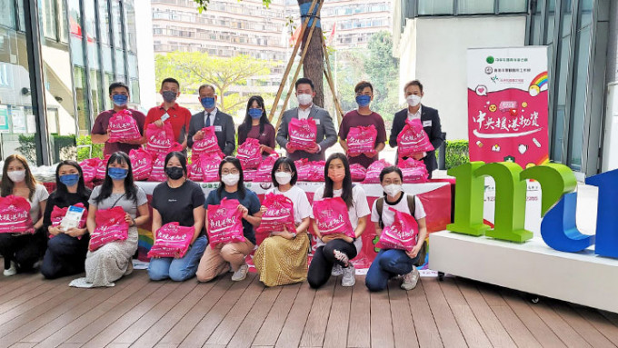 香港青年联会偕都大向有需要的都大学生及本地青年派发抗疫物资。