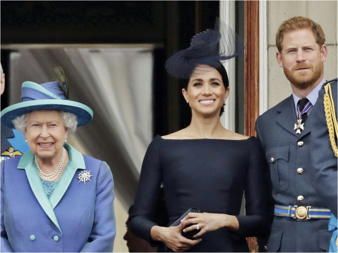 哈里王子與夫人梅根的專訪引發軒然大波，傳英女皇將主動致電他們。AP資料圖片