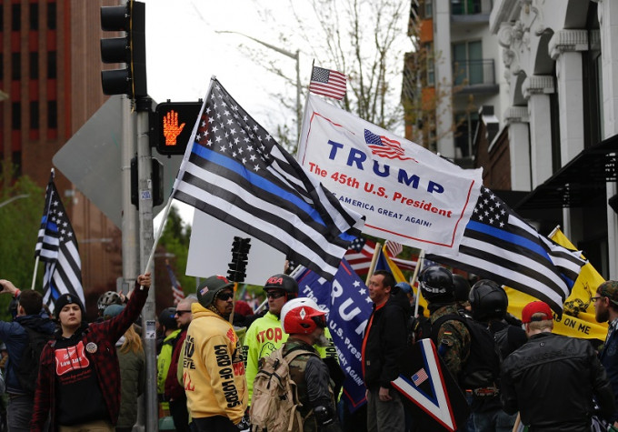 西雅图有支持特朗普及反对特朗普的示威者对峙。美联社