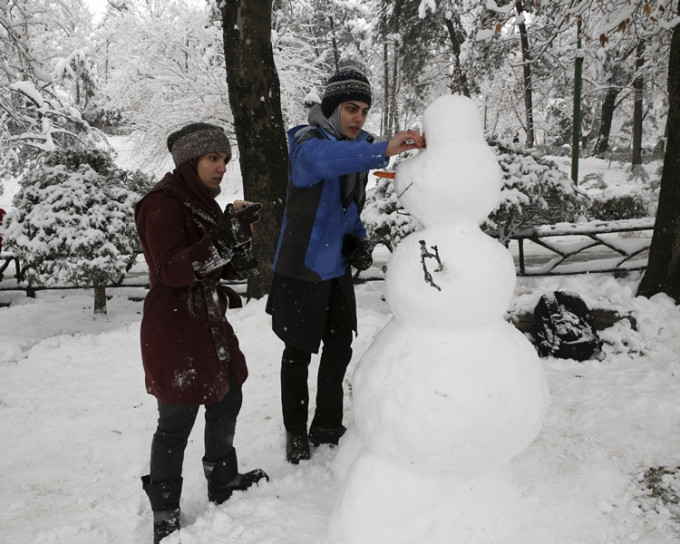 伊朗民众齐齐赏雪。AP