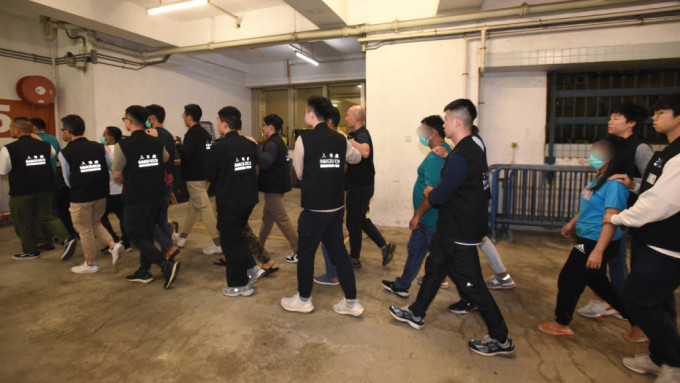 入境處打擊深水埗廚房黑工 拘8男女包括僱主。黃文威攝