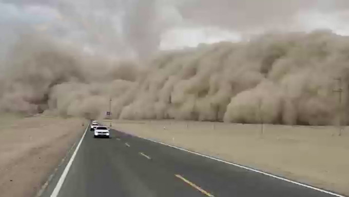 青海沙塵暴猶如巨型「沙牆」追着汽車。