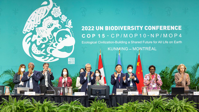 在蒙特利爾舉行的聯合國生物多樣性大會，與會代表包括中國環境部長黃潤秋，周一鼓掌慶祝通過歷史性協議。路透