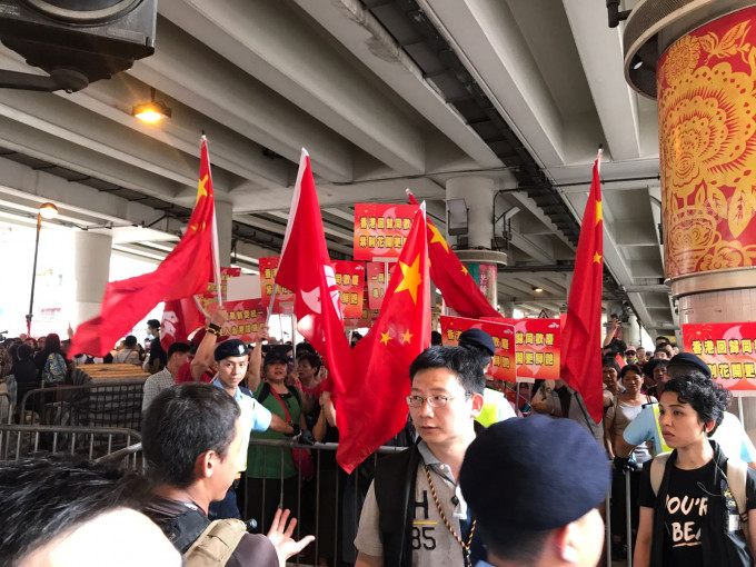 鵝頸橋有愛國團體在揮舞國旗和香港區旗。