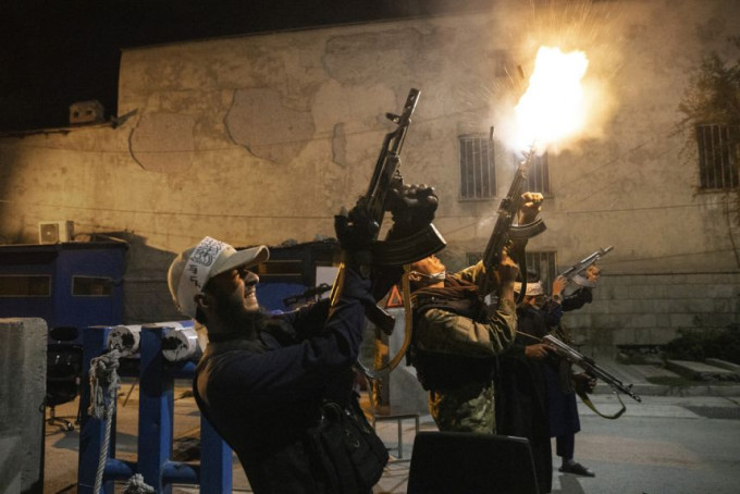 塔利班份子在夜間開天開槍慶祝。互聯網圖片