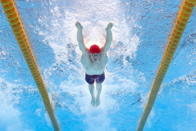 英国夺男女4x100米混合泳接力金牌。网上图片