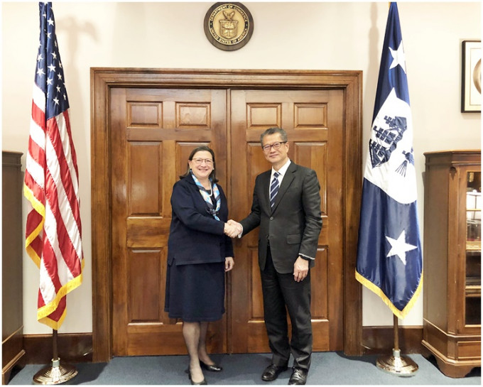 陈茂波（右）与美国商务部副部长Karen Dunn Kelley会晤。