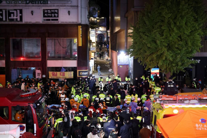 梨泰院去年10月29日晚间万圣节活动爆发人踩人，事发后大批警消人员到场救援。（路透社）