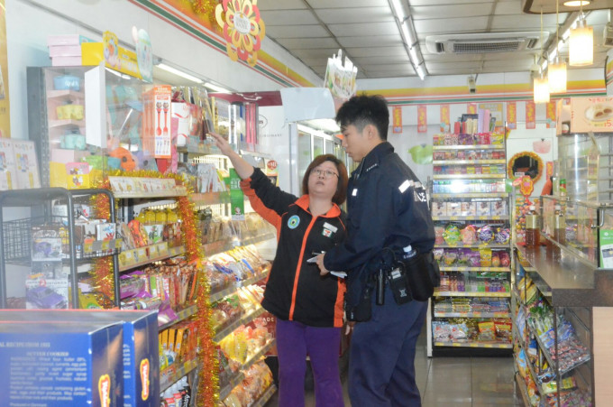 趁店內只有一男一女職員時，向在收銀台旁的女職員亮鎅刀。蔡楚輝攝