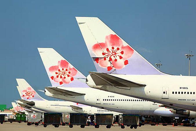 受台风山竹影响，华航集团宣布13个航班将会取消。 资料图片