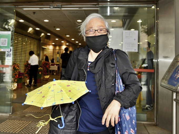 警方昨晚以在公众地方行为不检将「王婆婆」王凤瑶拘捕。资料图片