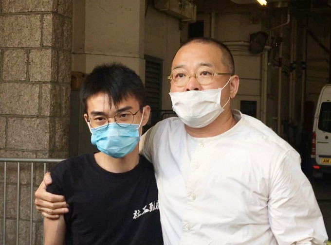 社工刘家栋(左)成功保释外出