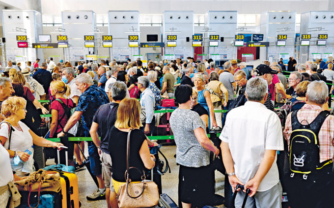 西班牙馬拉加機場大批旅客，在等候辦理登機手續。