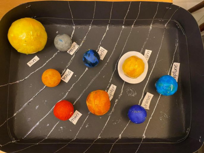 工人姐姐和8岁女儿合力完成8大行星。
