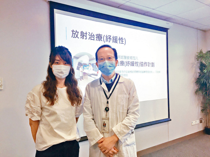 鄭志堅（右）表示，加強公私營醫院協作後，病人可於七日內得到治療。