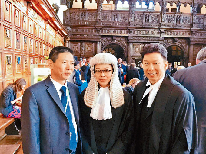 ■在2015年，谭允芝偕同深市律师协会会长高树（左一），出席英国法律年度。