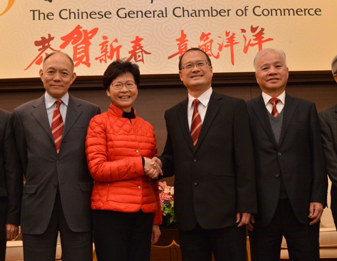 林鄭月娥約見香港中華總商會的選委爭取支持。