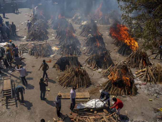印度火葬場不堪重負民眾用木柴火化遺體。AP圖片