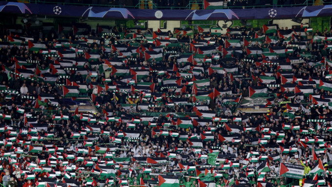 周三晚進行的歐洲冠軍聯賽小組賽上，整個看台幾乎被巴勒斯坦國旗完全覆蓋。 路透社