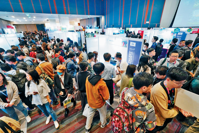 創科職業博覽以實體及網上形式進行，昨全日約有6000名求職者參與。
