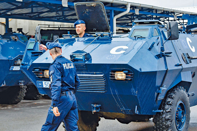 歐盟派駐科索沃米特羅維察北部的警察，在執行任務。　