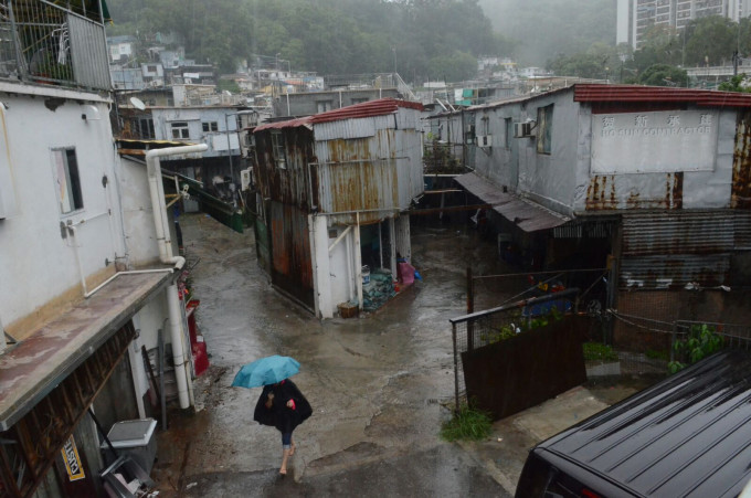 薄扶林村受暴雨影響。