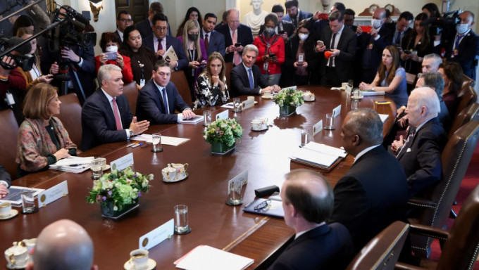 美國總統拜登在會見到訪的哥倫比亞總統杜克。路透社圖片