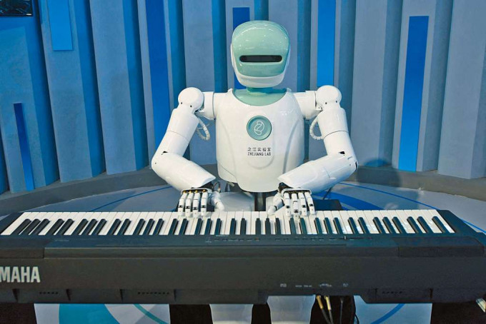 ■上月在杭州举行的人工智能大会上，一个机械人在弹奏钢琴。