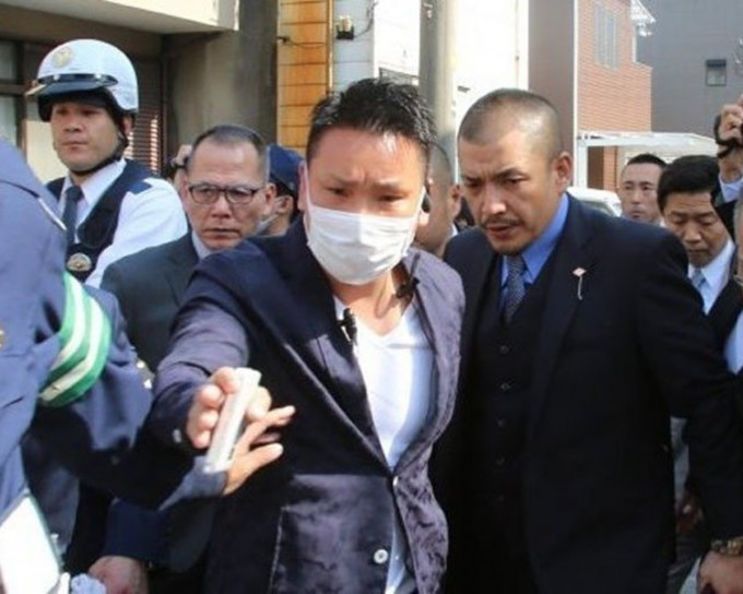 织田绊诚(前右)为「山口组」分裂出的「任侠团体山口组」代表。网上图片