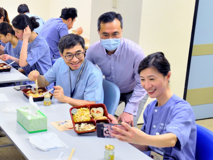 有慈善组织办「鲍鱼宴」为东区医护在疫情下打气，陆志聪(右二)亦有出席答谢前线医护的付出。被访者提供