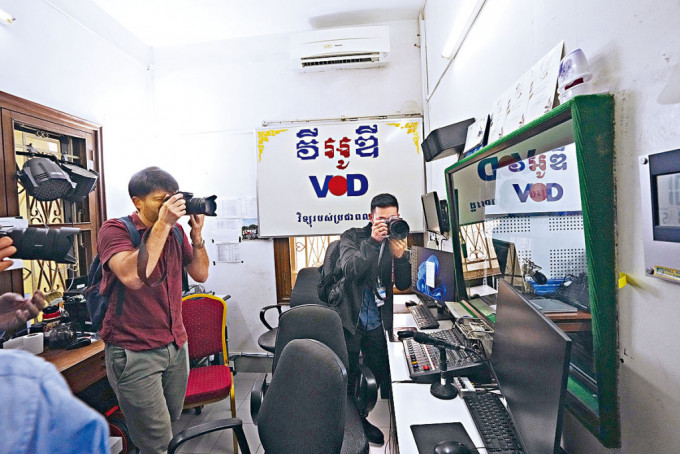 記者周一在柬埔寨「民主之聲」新聞室內拍攝。