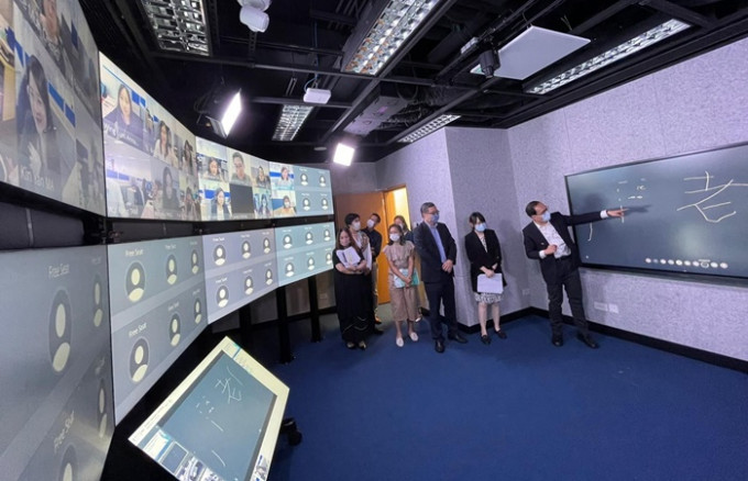 虛擬課室設有十二部高解像弧形電視，模擬現場學習環境。