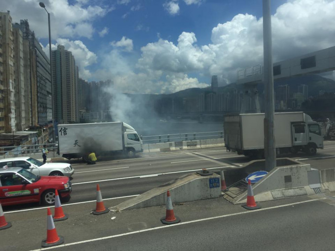 有网民拍摄到货车冒烟。香港突发事故报料区