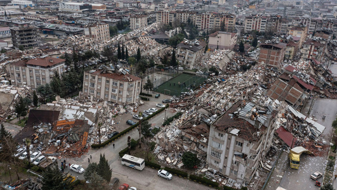 土耳其地震惊人航空照曝光，市区大楼「骨牌式」连环倒，绵延数百米。