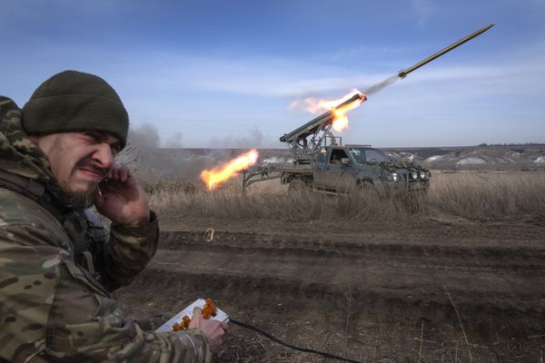 烏軍向俄軍陣地發射火箭彈。美聯社