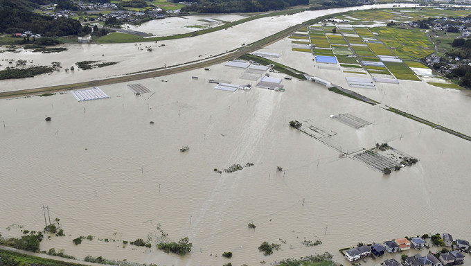 日本南部宫崎县国富町遭洪水淹浸，变成泽国。AP