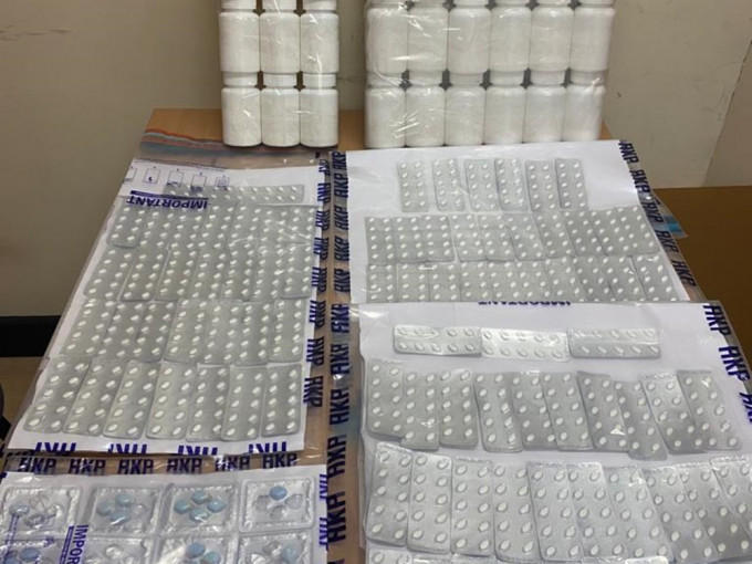 警方在行動中檢獲近3,000粒「白瓜子」等受管制藥物。