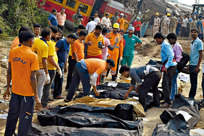 救援人員將遺體擺放路旁。