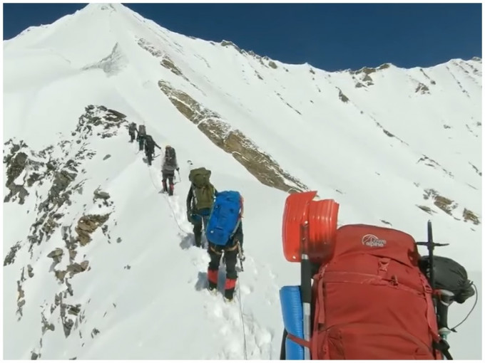 8人遇雪崩前的最后身影。影片截图