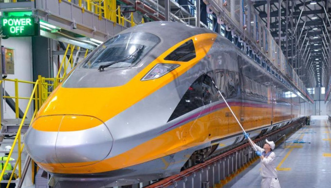 與中國合作印尼雅萬高鐵列車試行，時速首達每小時350公里。 新華社圖
