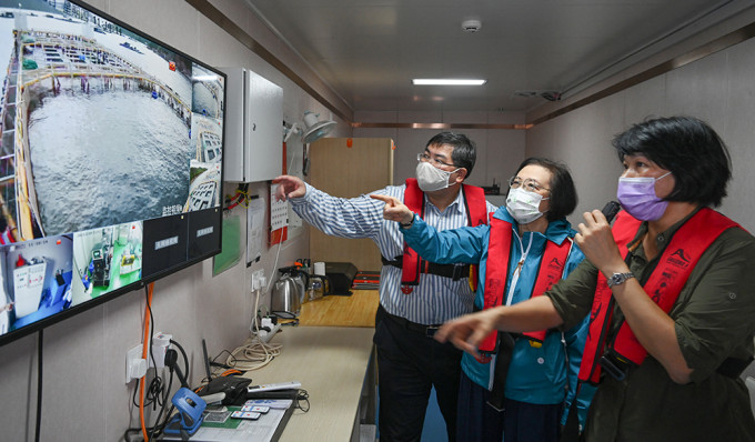 陈肇始视察东龙洲深海网箱养殖示范场。网志图片