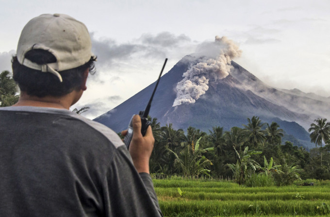 印尼當局要求居民遠離火山口方圓5公里內的危險範圍。AP圖片
