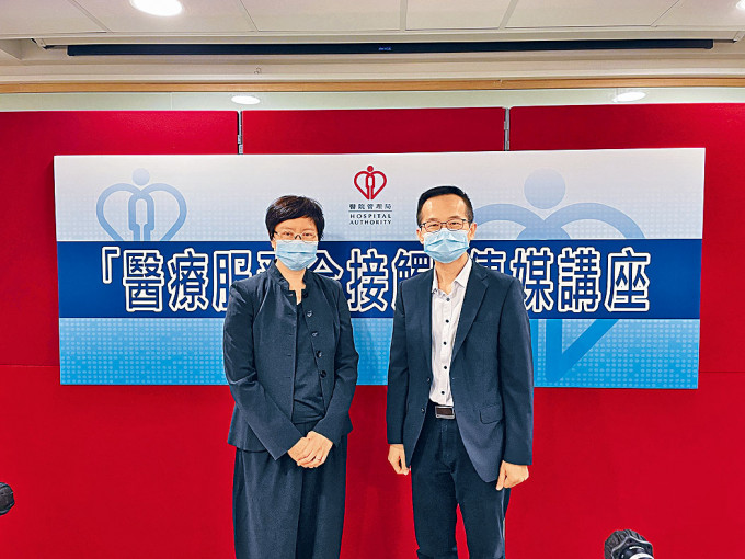 瑪嘉烈醫院傳染病中心醫務總監曾德賢(右)與九龍西醫院聯網部門經理胡潔瑩昨透露，新冠肺炎康復者的情況。