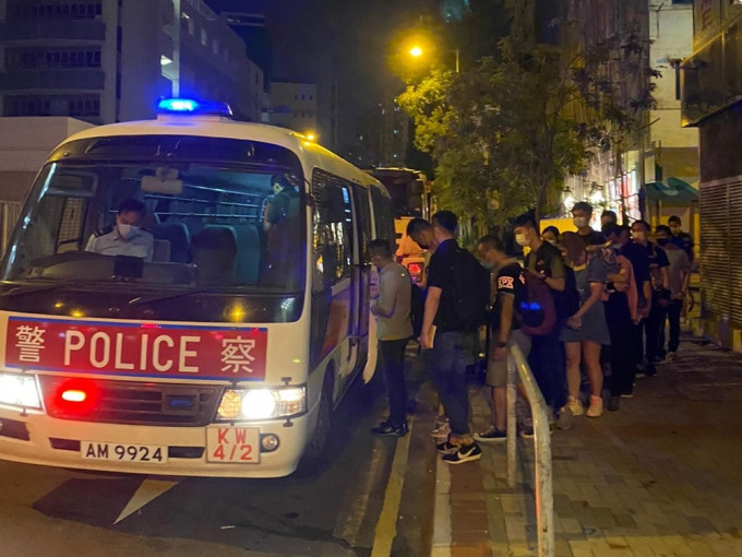 警紅磡冚非法賭檔及無牌酒吧，拘23男女。警方圖片