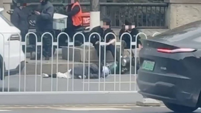 湖南舞蹈教师被撞后，不省人事倒在马路中。大风新闻