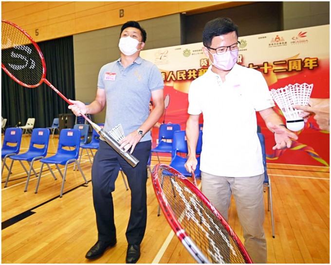 謝Sir（左）與葵青民政事務專員鄭健一同打巨型羽毛球。