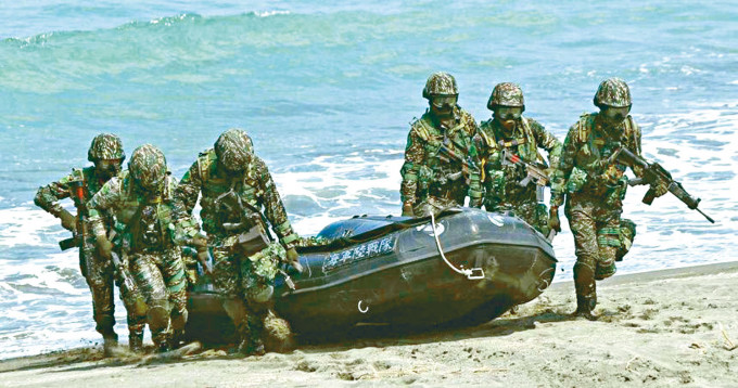 ■台湾海军陆战队橡皮艇翻覆导致两兵不治。