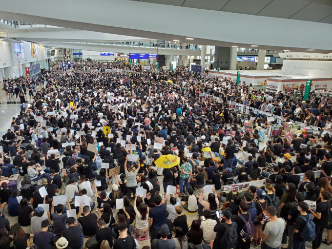 市民響應號召到機場集會。 梁國峰攝