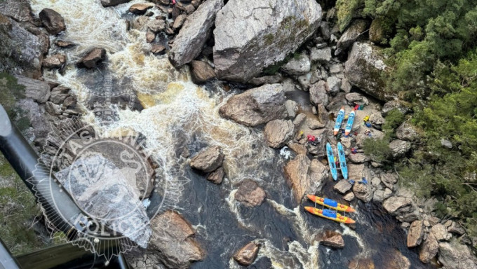 一名遊客在塔斯曼尼亞玩激流期間，一隻腳卡在岩石之間，救援人員拯救近20小時，為他截肢保命。圖片來源：Tasmania Police