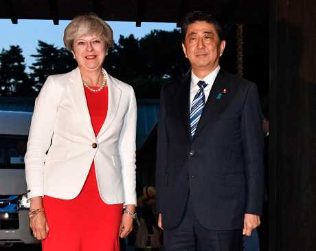 日本首相安倍晉三在京都招待來訪的英國首相文翠珊。AP